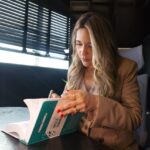 Advogada Mylena Leite Ângelo em ambiente profissional, posando para foto institucional relacionada à atuação em Direito do Servidor Público