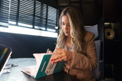 Advogada Mylena Leite Ângelo em ambiente profissional, posando para foto institucional relacionada à atuação em Direito do Servidor Público