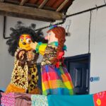 Bonecos em cena teatral