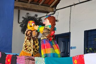 Bonecos em cena teatral