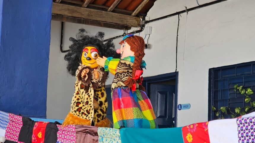 Bonecos em cena teatral