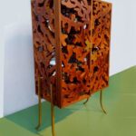 Móvel de madeira com design orgânico