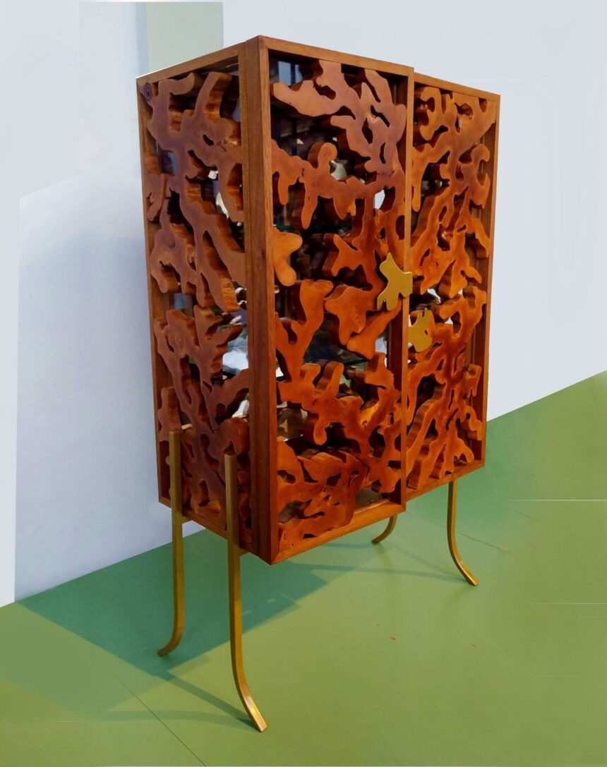 Móvel de madeira com design orgânico