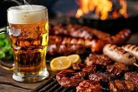 Churrasco servido com copo de cerveja
