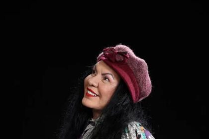 Bonecos cênicos em apresentação teatral