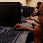 Aluna utiliza computador em escola pública de Santarém com acesso à internet rápida.