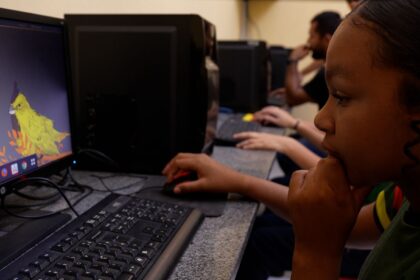 Aluna utiliza computador em escola pública de Santarém com acesso à internet rápida.
