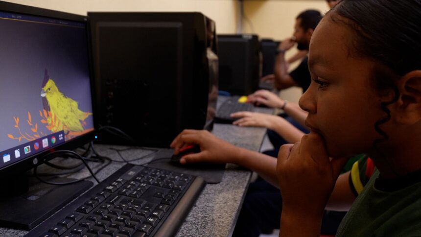 Aluna utiliza computador em escola pública de Santarém com acesso à internet rápida.