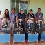 gricultores de associação rural no sudeste do Pará durante colheita de frutas após investimentos em irrigação e equipamentos.