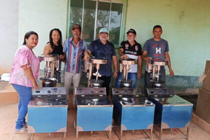 gricultores de associação rural no sudeste do Pará durante colheita de frutas após investimentos em irrigação e equipamentos.