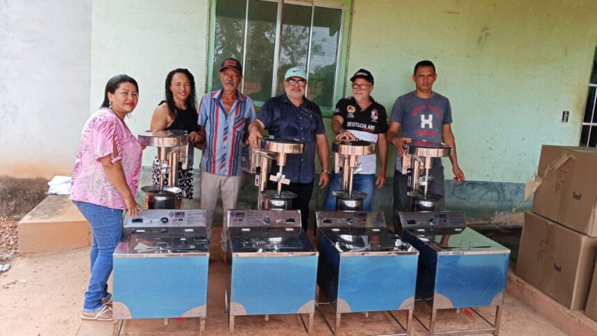 gricultores de associação rural no sudeste do Pará durante colheita de frutas após investimentos em irrigação e equipamentos.