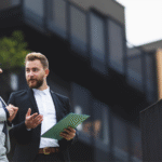 Profissionais analisando dados financeiros e planejamento de negócios