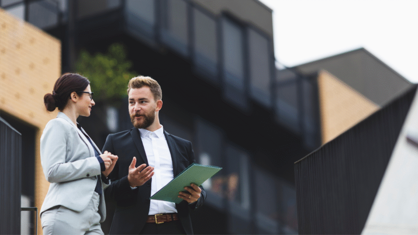 Profissionais analisando dados financeiros e planejamento de negócios