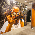 Materiais artísticos e elementos visuais utilizados em atividades educativas do CCBA