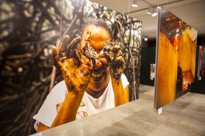 Materiais artísticos e elementos visuais utilizados em atividades educativas do CCBA