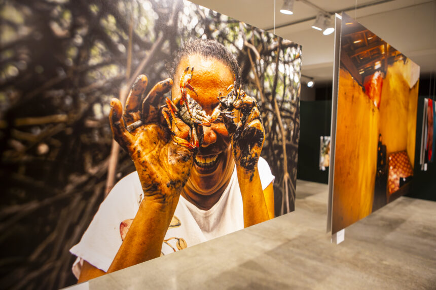 Materiais artísticos e elementos visuais utilizados em atividades educativas do CCBA