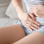 Mulher sentindo dores