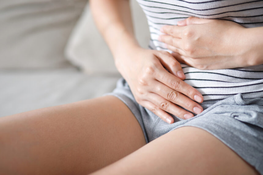 Mulher sentindo dores