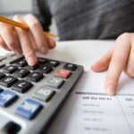 Contribuinte analisando contas para declaração do Imposto de Renda