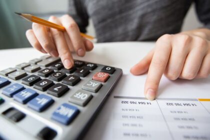 Contribuinte analisando contas para declaração do Imposto de Renda