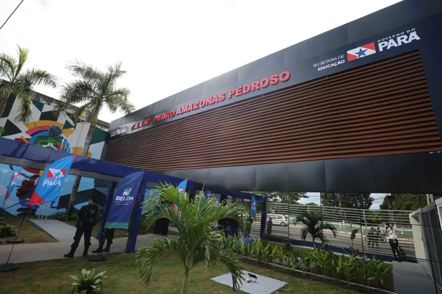 Entrega de escola revitalizada, em Belém.