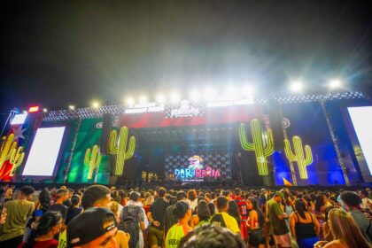 Palco de festival junino com iluminação colorida, público reunido e apresentações musicais durante evento cultural em Belém.