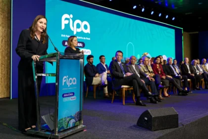 Governadora Hana Ghassan discursa durante abertura da FIPA 2026 no Hangar, em Belém