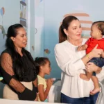 Governadora com criança no colo, em nova creche, em Marapanim.