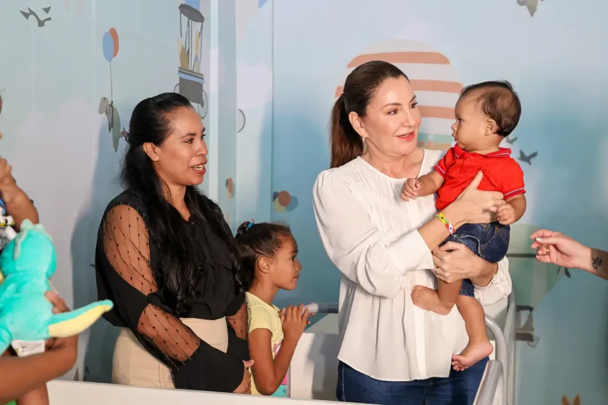 Governadora com criança no colo, em nova creche, em Marapanim.