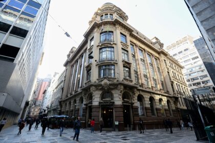 Fachada histórica do Centro Cultural Banco do Brasil São Paulo iluminada no Centro Histórico da capital paulista.
