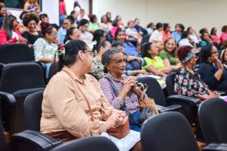 Mulheres participam de encontro sobre empreendedorismo em auditório em Belém