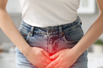 Pessoa em consulta médica investigando sintomas de infecção urinária