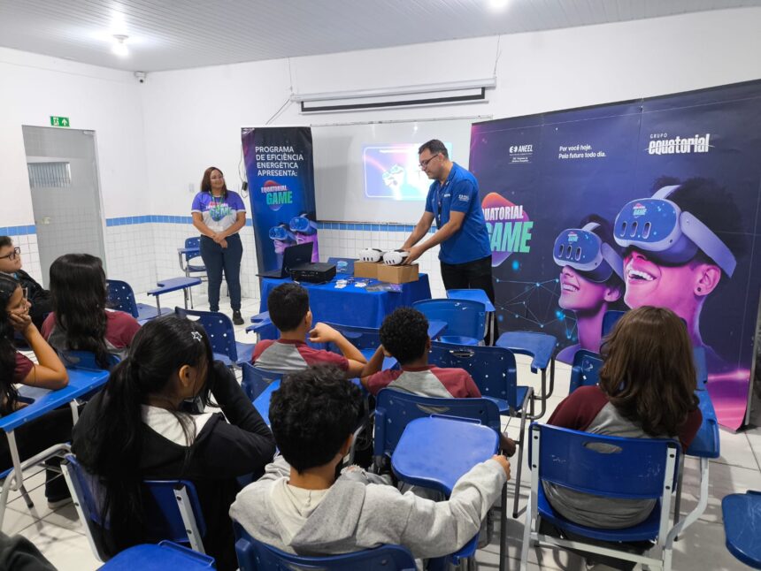Alunos sentados em sala de aula acompanham apresentação sobre tecnologia e sustentabilidade enquanto educadores demonstram equipamentos de realidade virtual em escola pública.