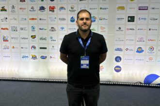 Eduardo Castelão participa do SINDEPAT Summit 2026 representando o Alchymist Group no Rio de Janeiro.