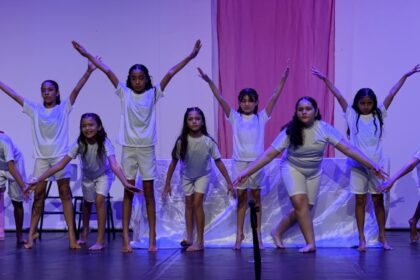 Alunos do Grupo BCAD se apresentam durante espetáculo em homenagem ao mês das mães no Polo da Bela Vista, em Fortaleza.
