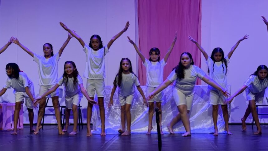 Alunos do Grupo BCAD se apresentam durante espetáculo em homenagem ao mês das mães no Polo da Bela Vista, em Fortaleza.