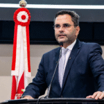 Deputado Erick Monteiro discursa em tribuna da Assembleia Legislativa do Pará durante apresentação de projeto relacionado à saúde de pacientes com câncer.