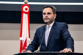 Deputado Erick Monteiro discursa em tribuna da Assembleia Legislativa do Pará durante apresentação de projeto relacionado à saúde de pacientes com câncer.