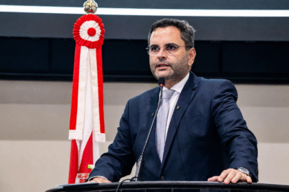 Deputado Erick Monteiro discursa em tribuna da Assembleia Legislativa do Pará durante apresentação de projeto relacionado à saúde de pacientes com câncer.