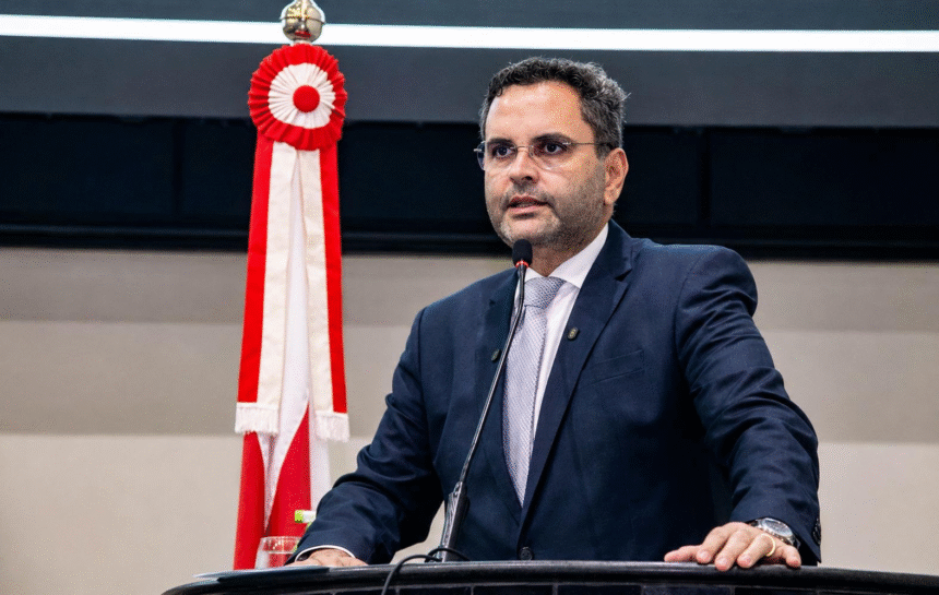 Deputado Erick Monteiro discursa em tribuna da Assembleia Legislativa do Pará durante apresentação de projeto relacionado à saúde de pacientes com câncer.
