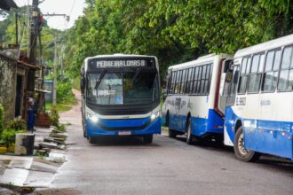 ônibus da Monte Cristo, na placa, linha Pedreira-Lomas.