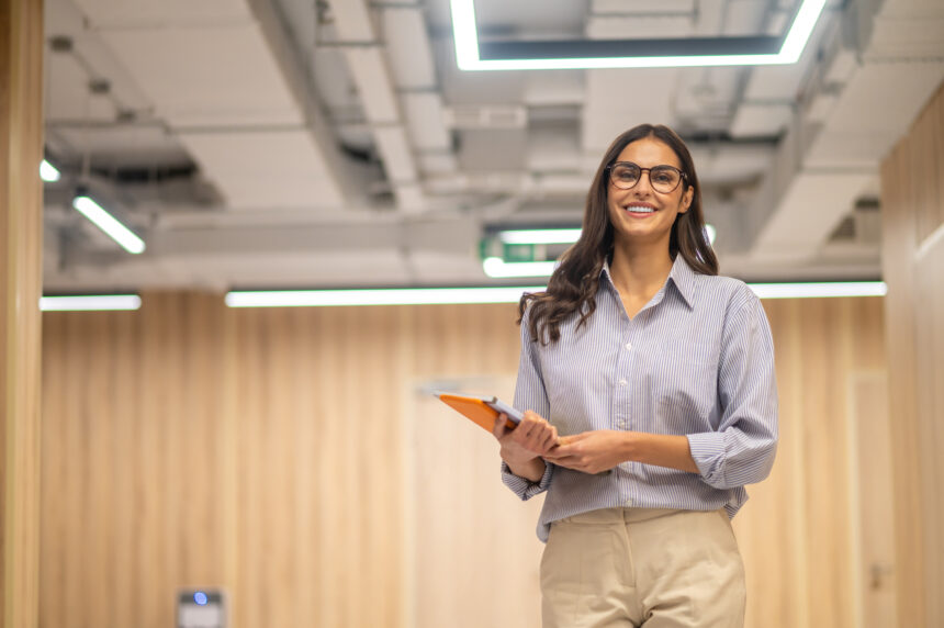 Estagiária dentro das dependências da empresa