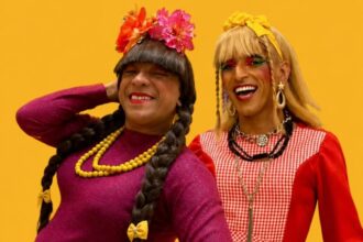 Luana do Crato e Lagartixa do Sertão durante apresentação de humor em Fortaleza