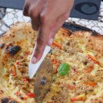 Pizza de caranguejo servida no Alchymist Prehistoric Garden em Fortaleza