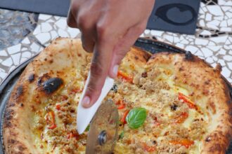 Pizza de caranguejo servida no Alchymist Prehistoric Garden em Fortaleza