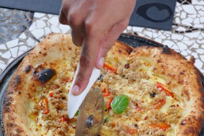 Pizza de caranguejo servida no Alchymist Prehistoric Garden em Fortaleza