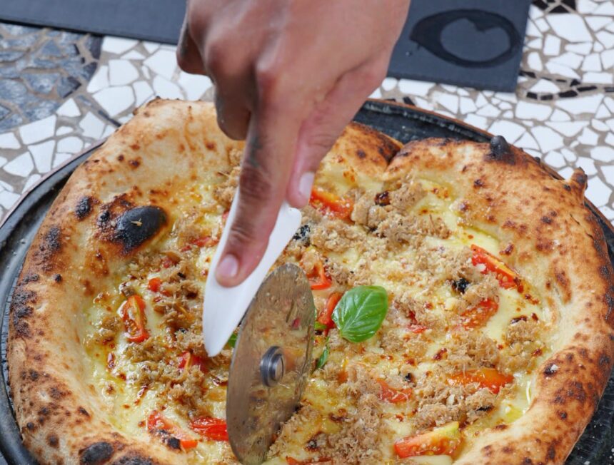 Pizza de caranguejo servida no Alchymist Prehistoric Garden em Fortaleza