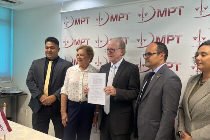 Representantes do TRT-8, MPT, MPPA e MPF durante assinatura de acordo contra assédio eleitoral no Pará.