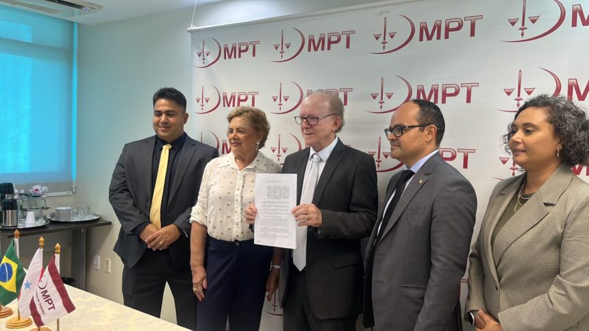 Representantes do TRT-8, MPT, MPPA e MPF durante assinatura de acordo contra assédio eleitoral no Pará.