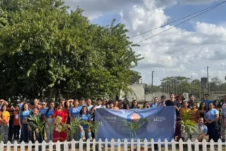 Adolescentes participantes dos Núcleos de Cidadania de Adolescentes em ação comunitária.